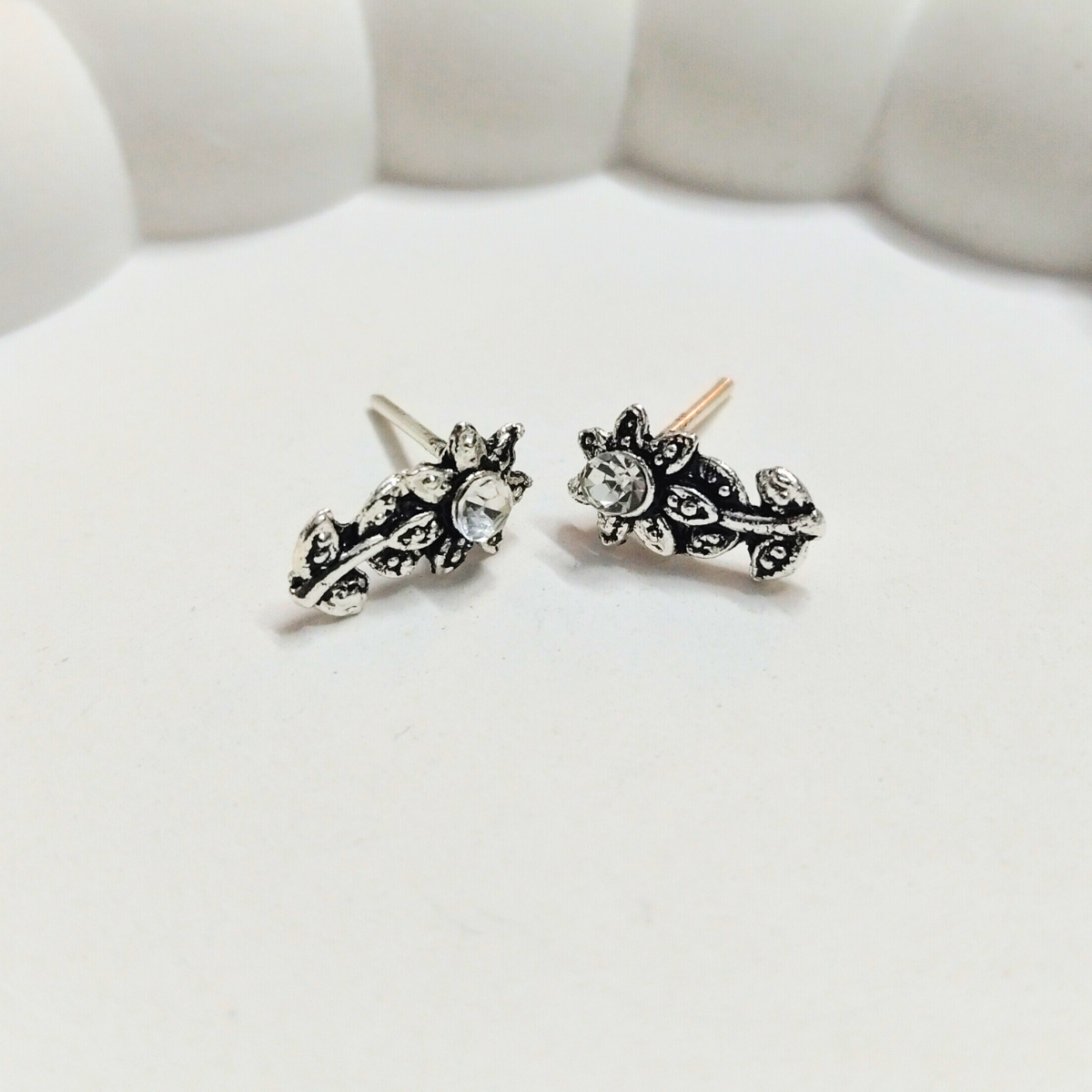 Antique-4.png Antique Vine Flower Stud Earrings – Vintage Silver Crystal Design - Image 1