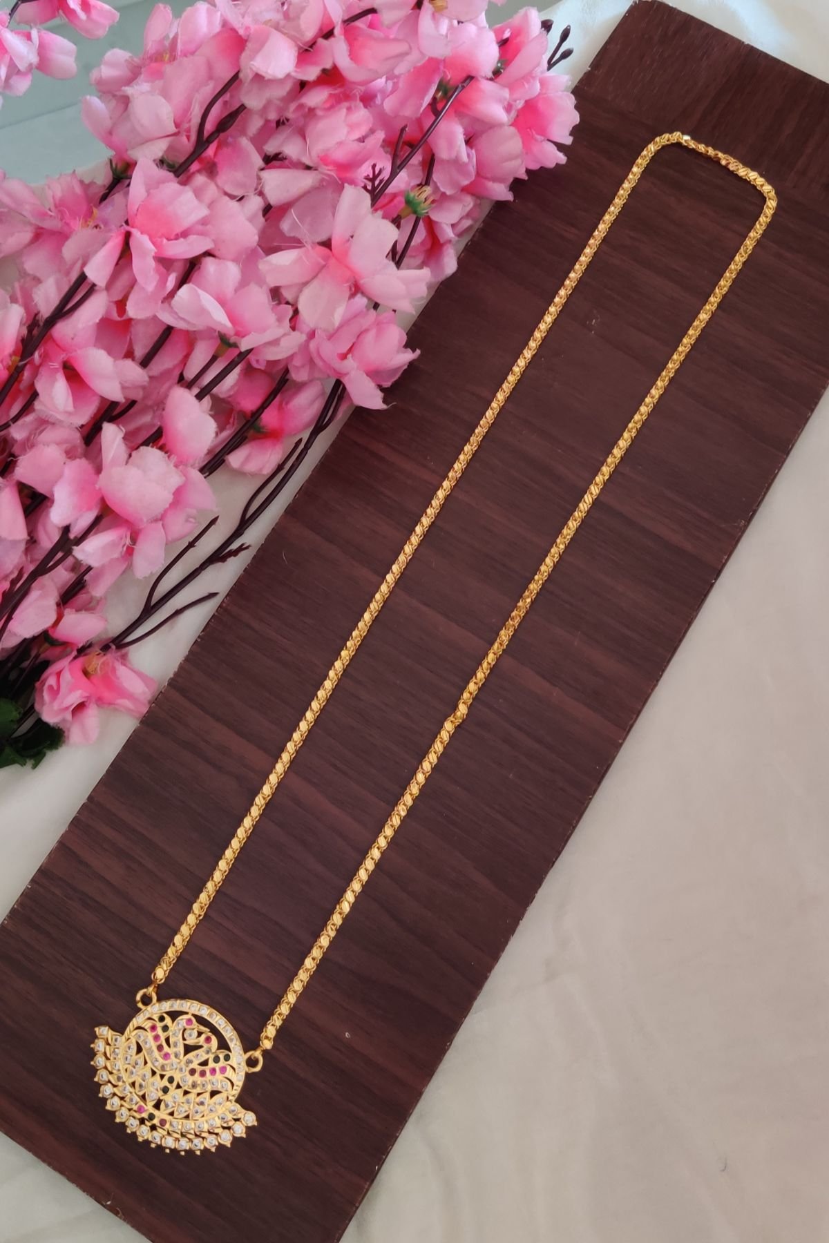 IMG_20251220_133228-1.jpg Multi Colour Round Swan Designer Dollar Chain - Image 1