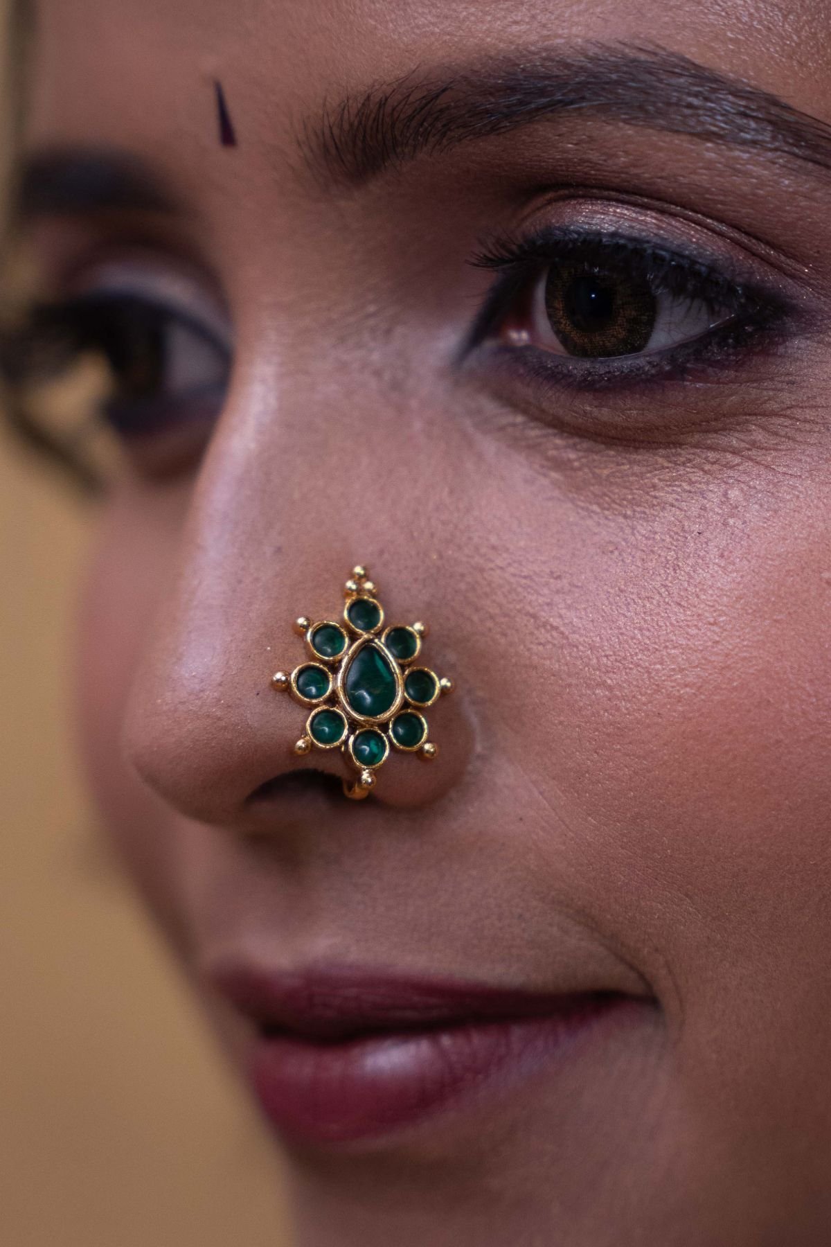 MAD04026-1.jpg Green Stone Designer Nosepin - Image 1