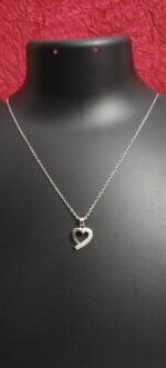 Elegant Heart Pendant Necklace – Sparkling & Timeless